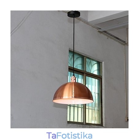 Ένας μοναδικός ρετρό σιδερένιος πολυέλαιος Ένας μοναδικός ρετρό σιδερένιος πολυέλαιος