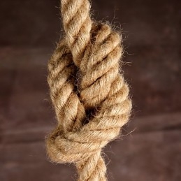 Ρετρό χειροποίητο φωτιστικό πολυελαίου εξοχικού με σχοινί κάνναβης σε βιομηχανικό στυλ εξοχής