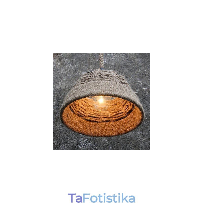 Ρετρό χειροποίητο φωτιστικό πολυελαίου εξοχικού με σχοινί κάνναβης σε βιομηχανικό στυλ εξοχής