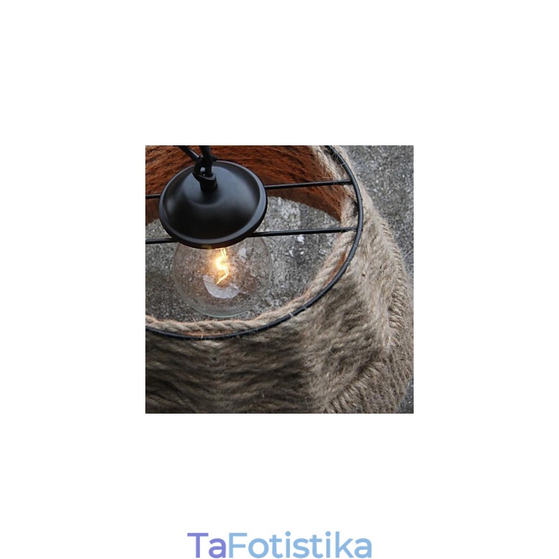 Ρετρό χειροποίητο φωτιστικό πολυελαίου εξοχικού με σχοινί κάνναβης σε βιομηχανικό στυλ εξοχής