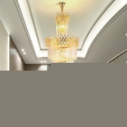 Φωτεινές σκάλες με κρεμαστό κρυστάλλινο ψηλό ταβάνι