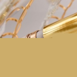 Φωτεινές σκάλες με κρεμαστό κρυστάλλινο ψηλό ταβάνι