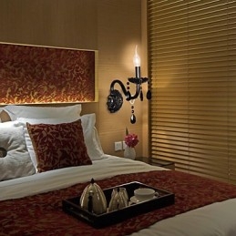 Μαύρο κρυστάλλινο φωτιστικό τοίχου με λαμπτήρα κεριού